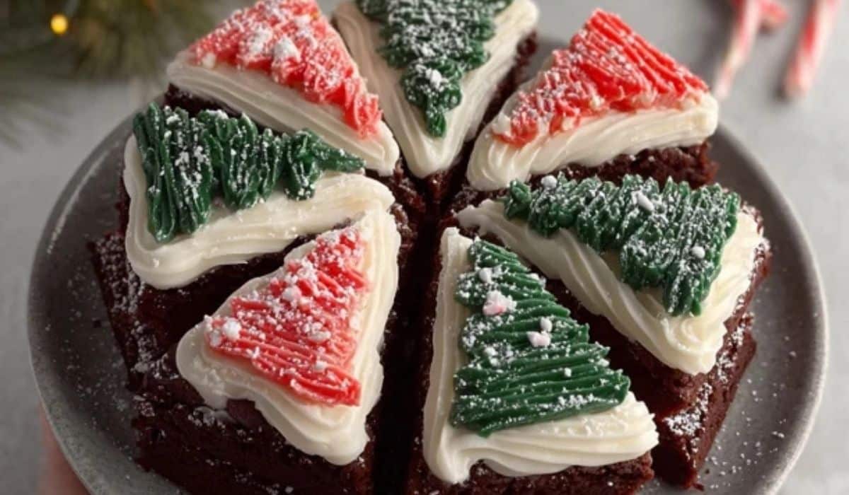 frosted-christmas-brownies-holiday-tray