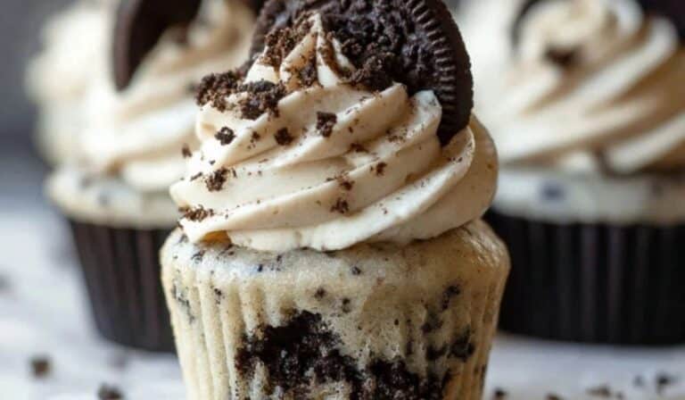 Cookies & Cream Oreo Cupcakes with Oreo Frosting