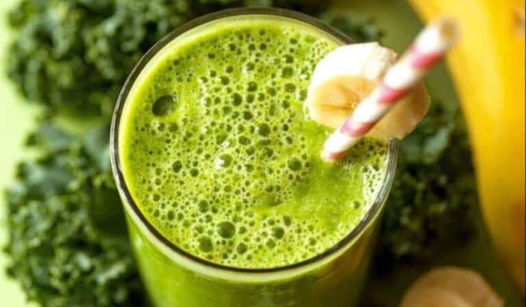 Tropikale Green Smoothie with kale and pineapple